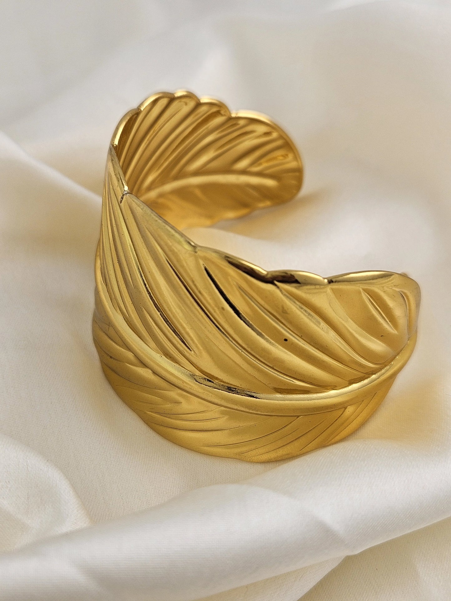 Gold Leaf Cuff Bracelet – Nature-Inspired Statement Jewelry | Vivoura Jewellery