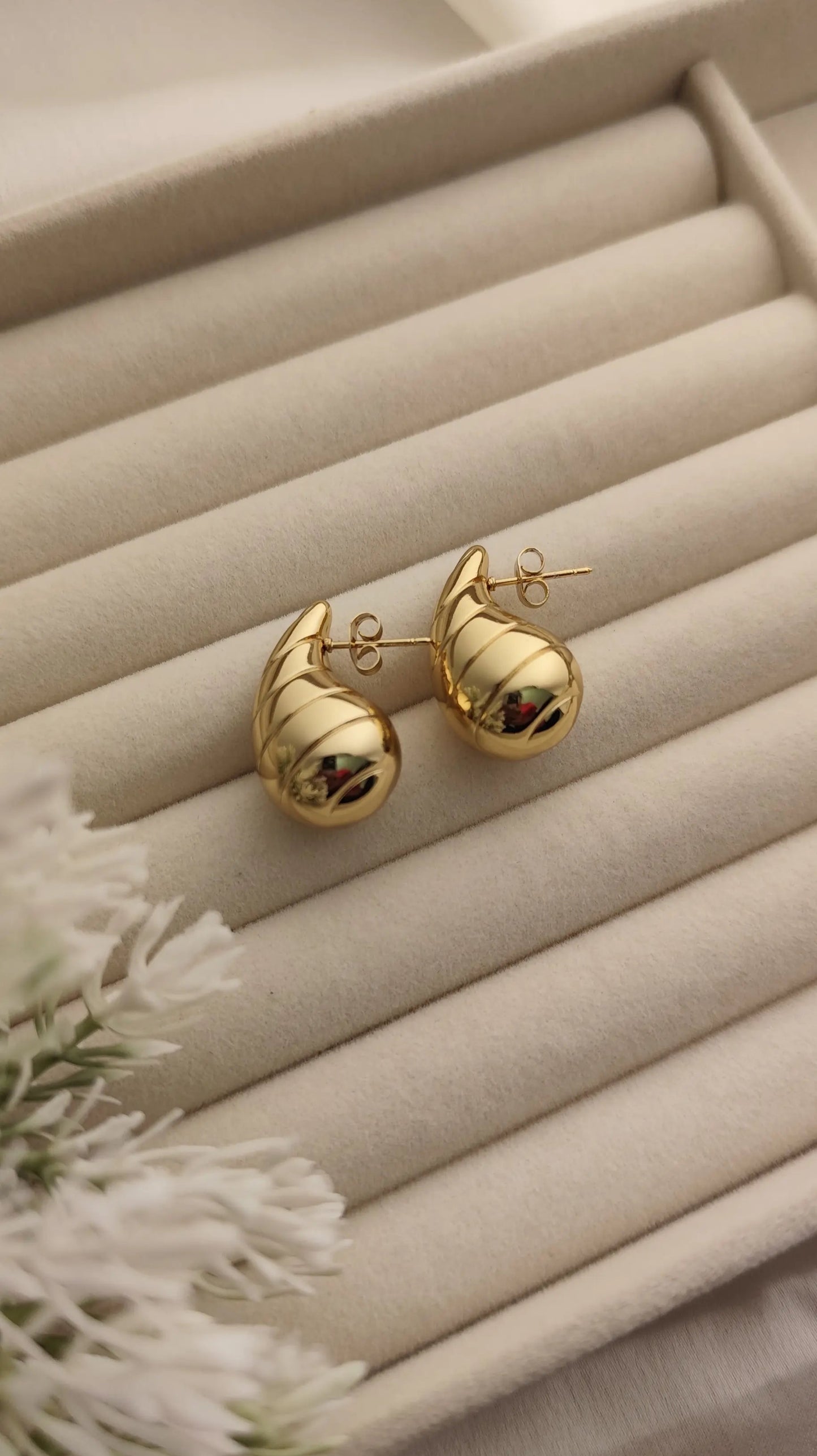 Sculpted Gold Drop Earrings – Waterproof & Hypoallergenic | Vivoura