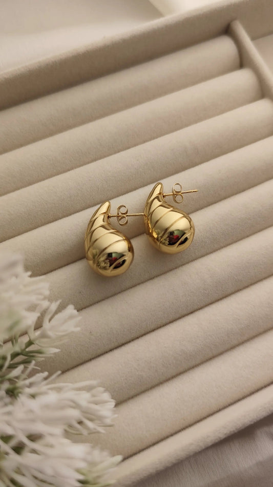 Sculpted Gold Drop Earrings – Waterproof & Hypoallergenic | Vivoura
