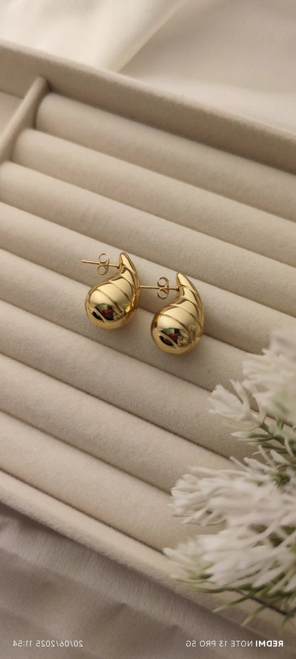 Sculpted Gold Drop Earrings – Waterproof & Hypoallergenic | Vivoura