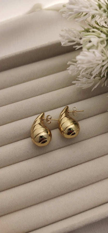 Sculpted Gold Drop Earrings – Waterproof & Hypoallergenic | Vivoura