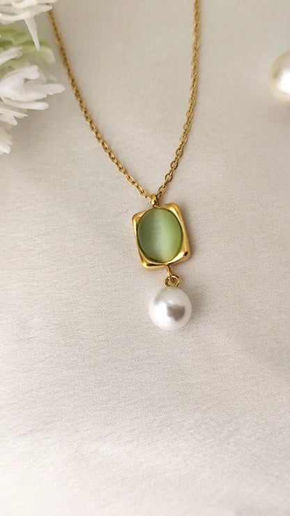 Gold-Plated Green Stone Pendant Necklace with Pearl Drop – Elegant Minimalist Jewelry