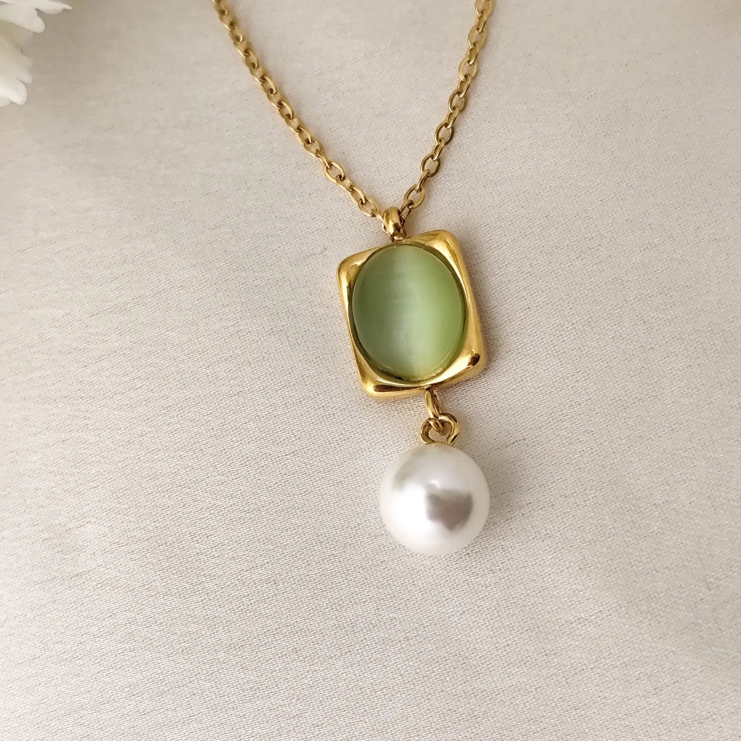 Gold-Plated Green Stone Pendant Necklace with Pearl Drop – Elegant Minimalist Jewelry
