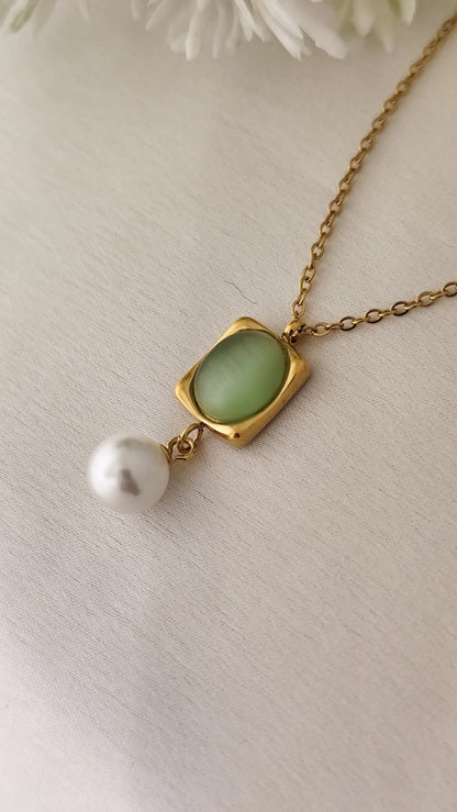 Gold-Plated Green Stone Pendant Necklace with Pearl Drop – Elegant Minimalist Jewelry