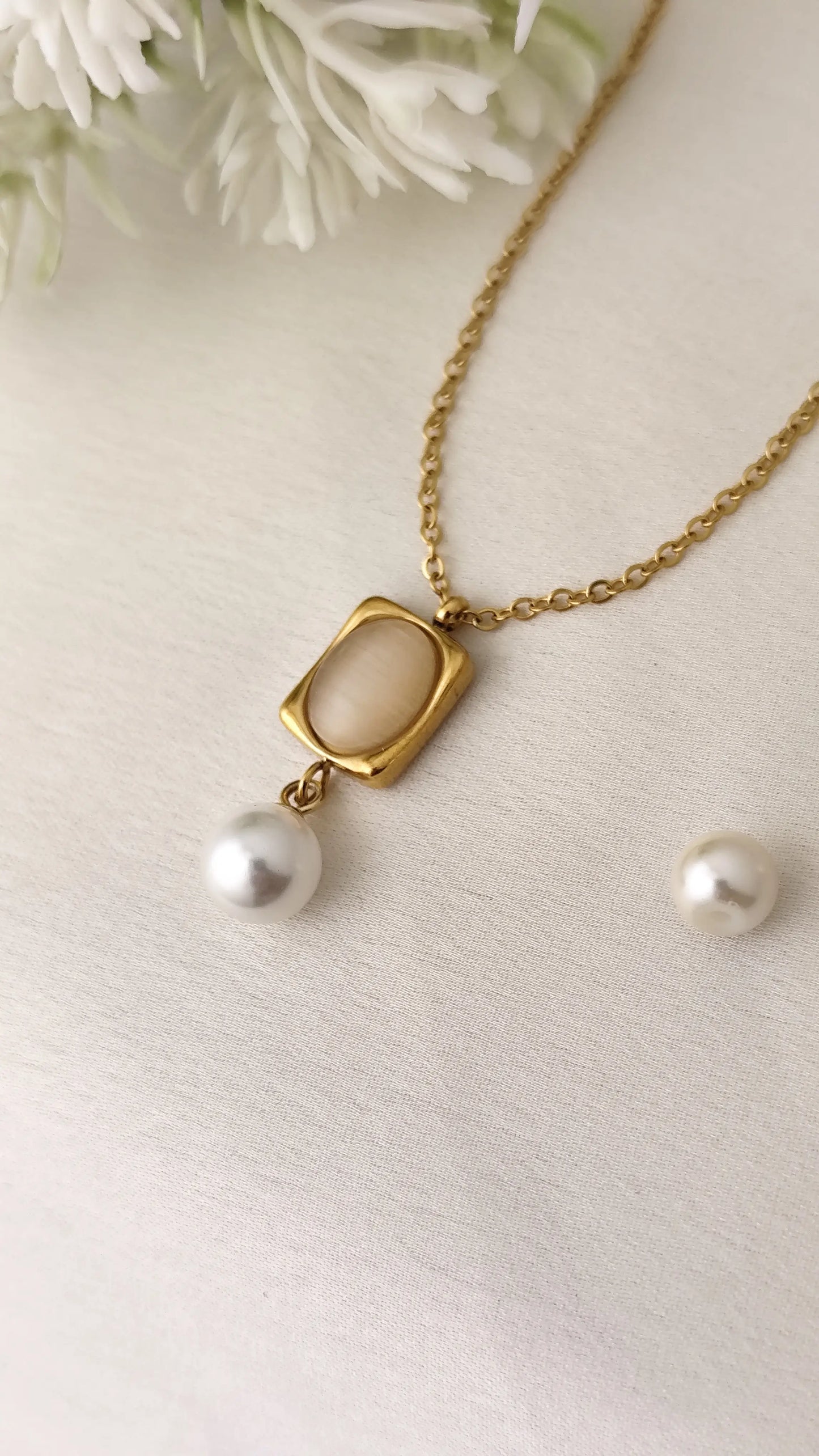 Gold-Plated Beige Stone Pendant Necklace with Pearl Drop – Elegant Minimalist Jewelry