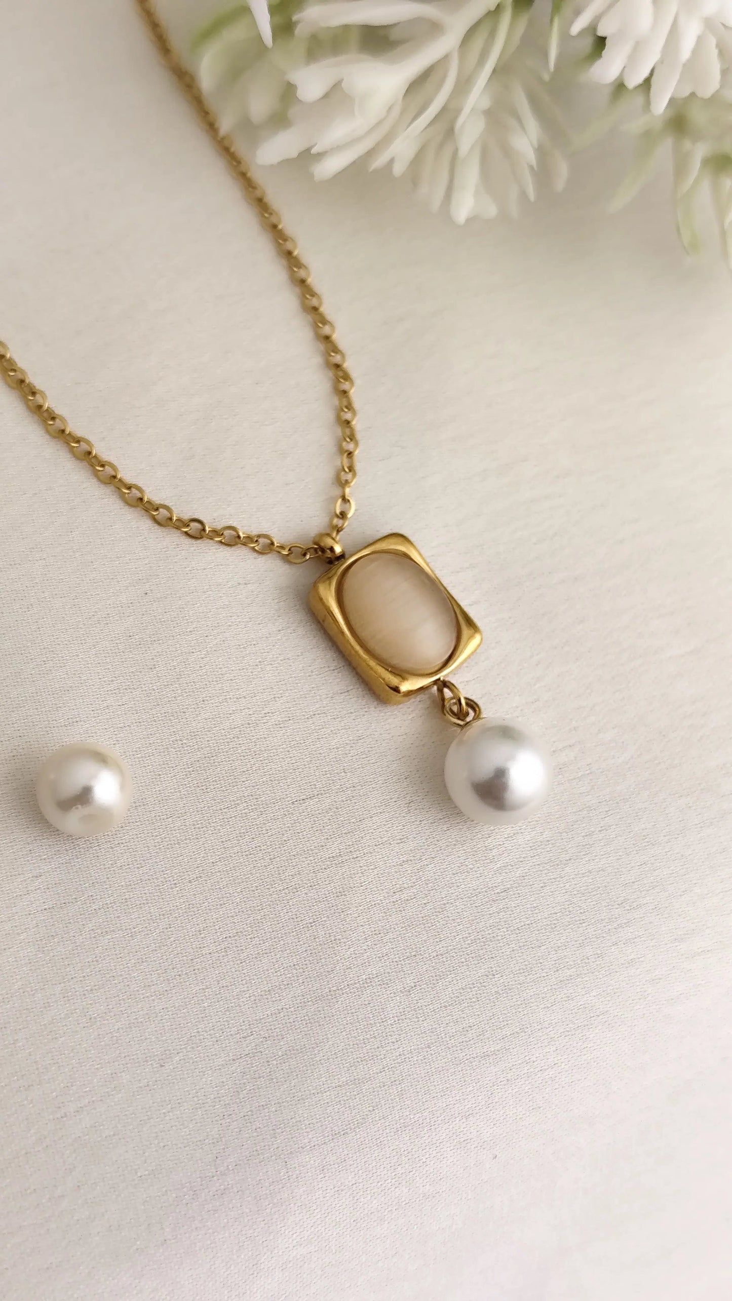 Gold-Plated Beige Stone Pendant Necklace with Pearl Drop – Elegant Minimalist Jewelry