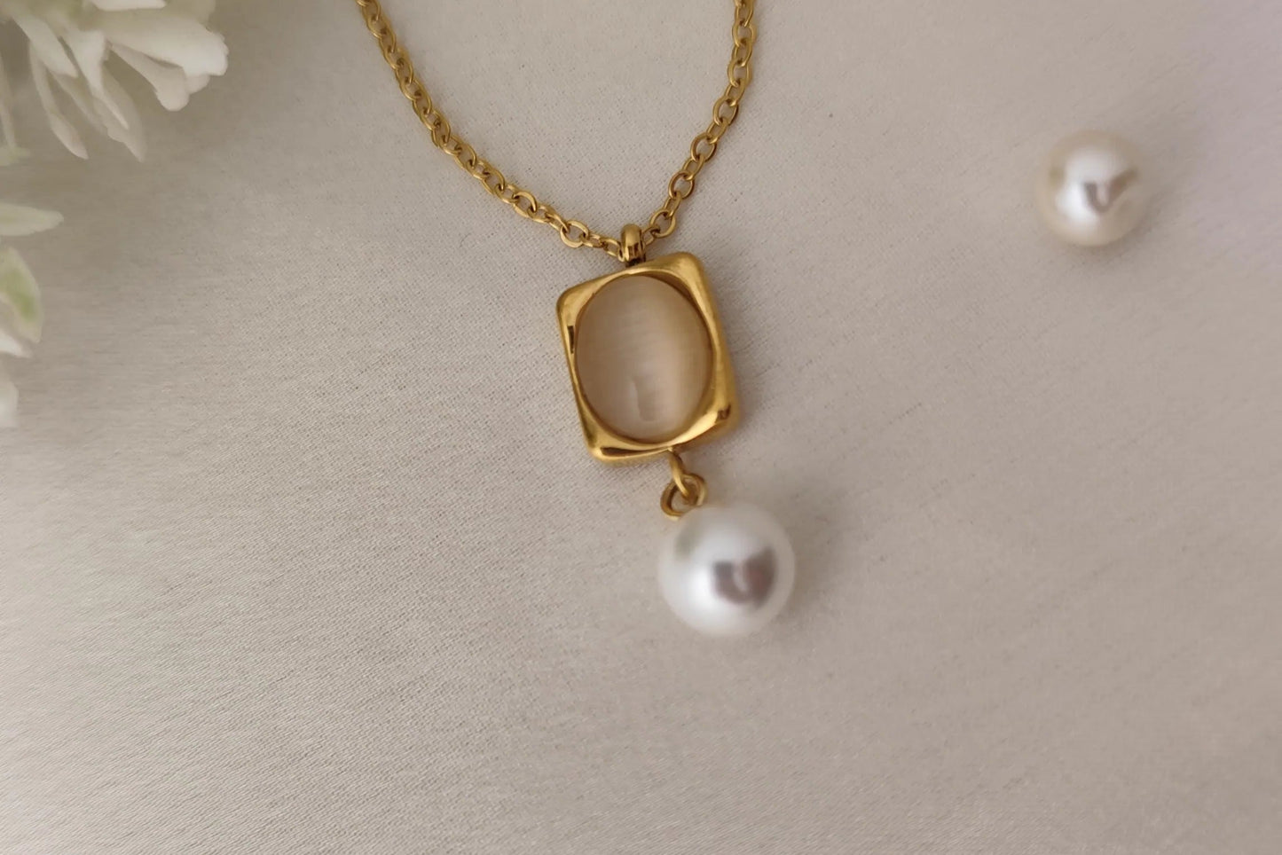 Gold-Plated Beige Stone Pendant Necklace with Pearl Drop – Elegant Minimalist Jewelry