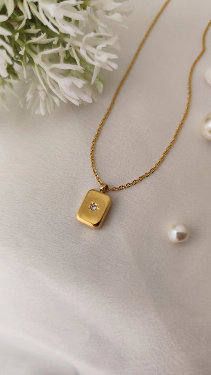 Gold-Plated Starburst Crystal Pendant Necklace – Minimalist Everyday Jewelry