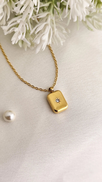 Gold-Plated Starburst Crystal Pendant Necklace – Minimalist Everyday Jewelry