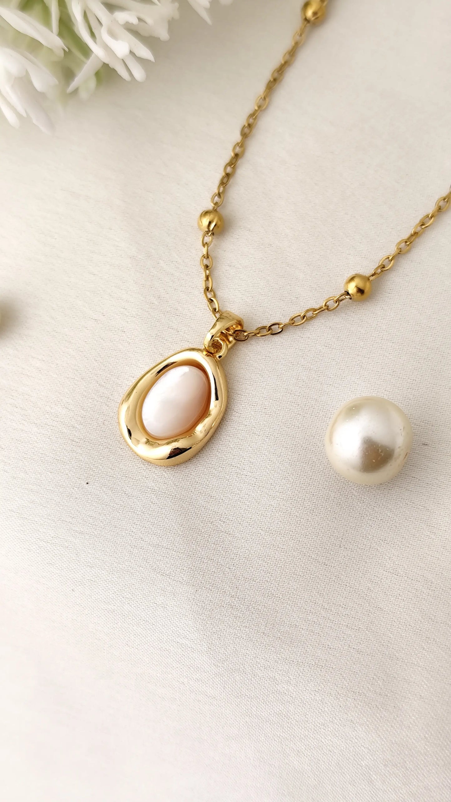 Gold-Plated Organic Pearl Pendant Necklace – Modern Sculptural Design