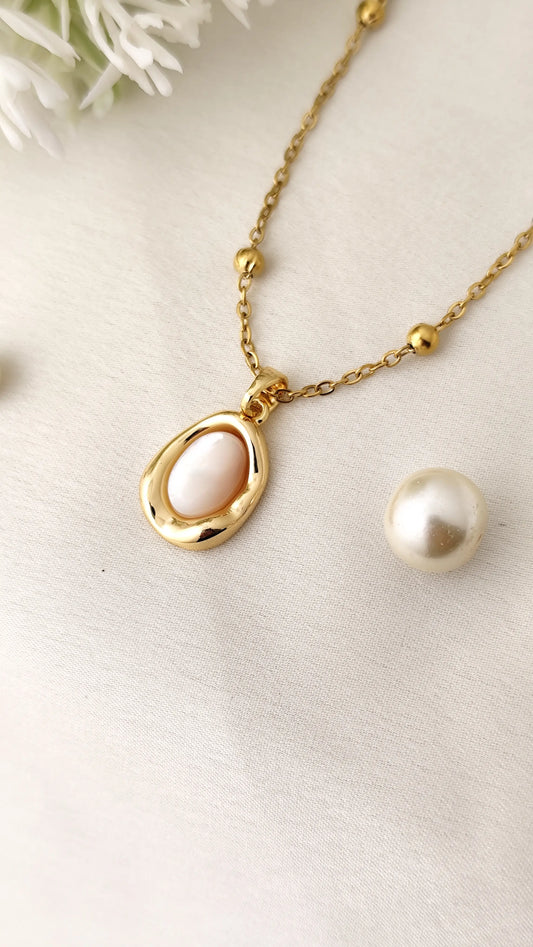 Gold-Plated Organic Pearl Pendant Necklace – Modern Sculptural Design