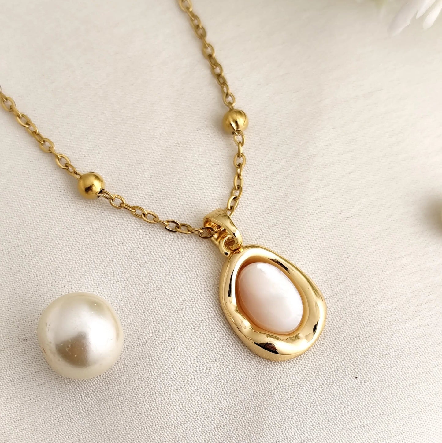 Gold-Plated Organic Pearl Pendant Necklace – Modern Sculptural Design