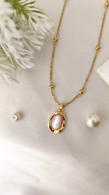 Gold-Plated Organic Pearl Pendant Necklace – Modern Sculptural Design