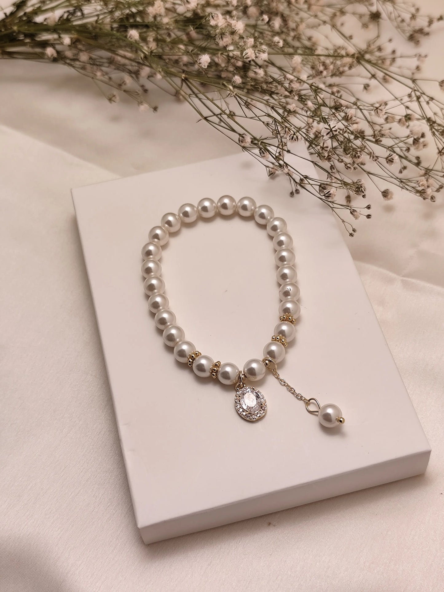 Elegant Pearl Bead Bracelet with CZ Charm – Classic White & Gold
