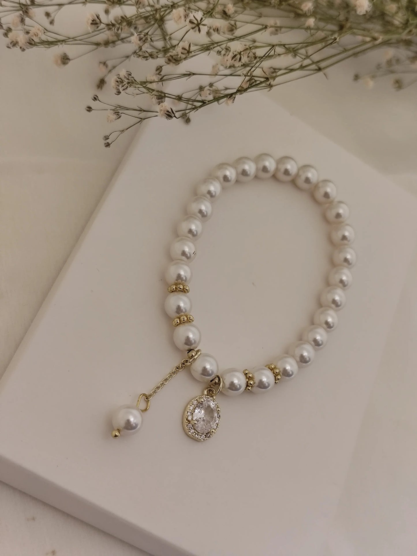 Elegant Pearl Bead Bracelet with CZ Charm – Classic White & Gold