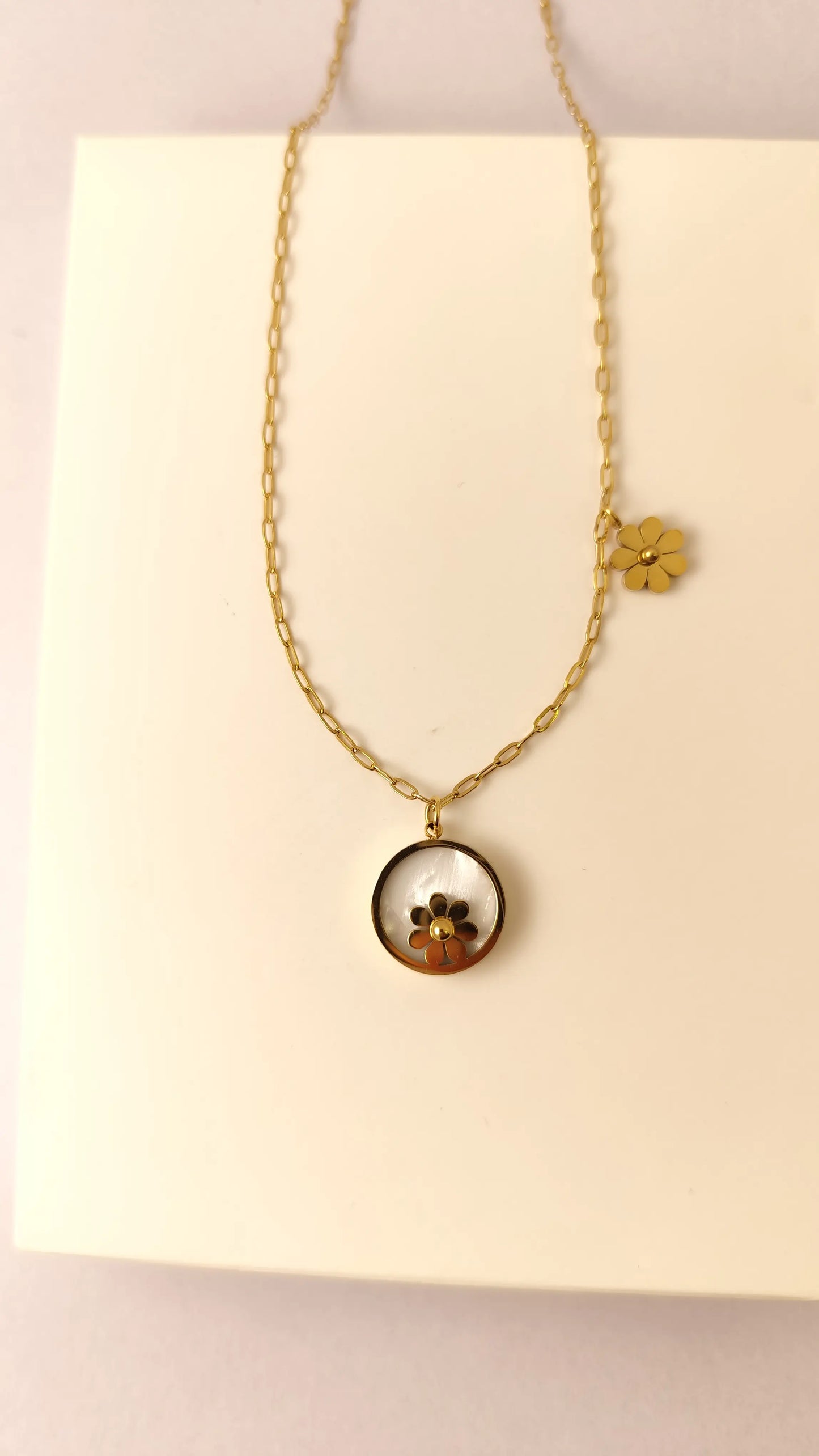 Gold Daisy Pendant Necklace – Mother-of-Pearl Charm Jewellery