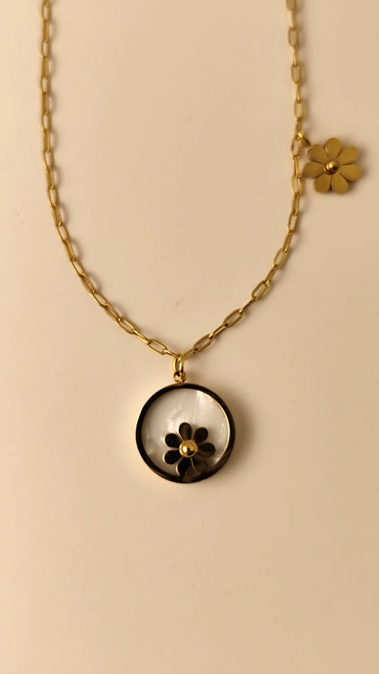 Gold Daisy Pendant Necklace – Mother-of-Pearl Charm Jewellery