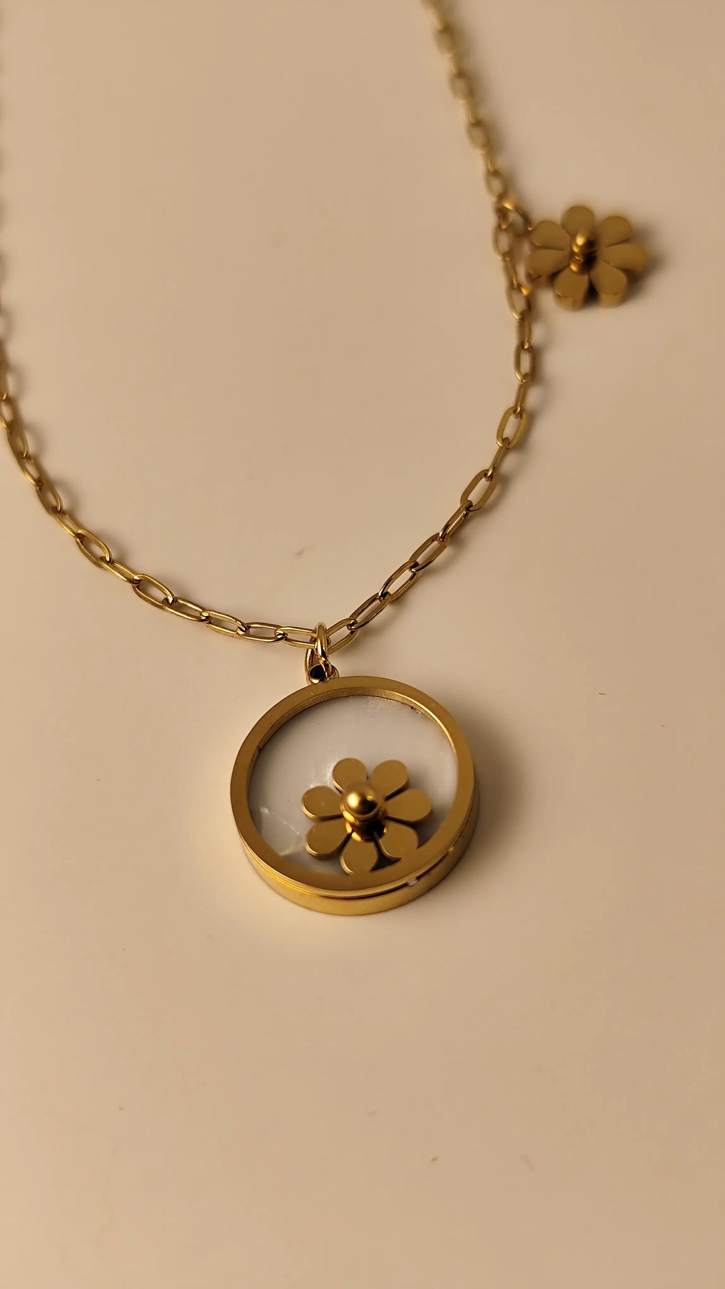 Gold Daisy Pendant Necklace – Mother-of-Pearl Charm Jewellery